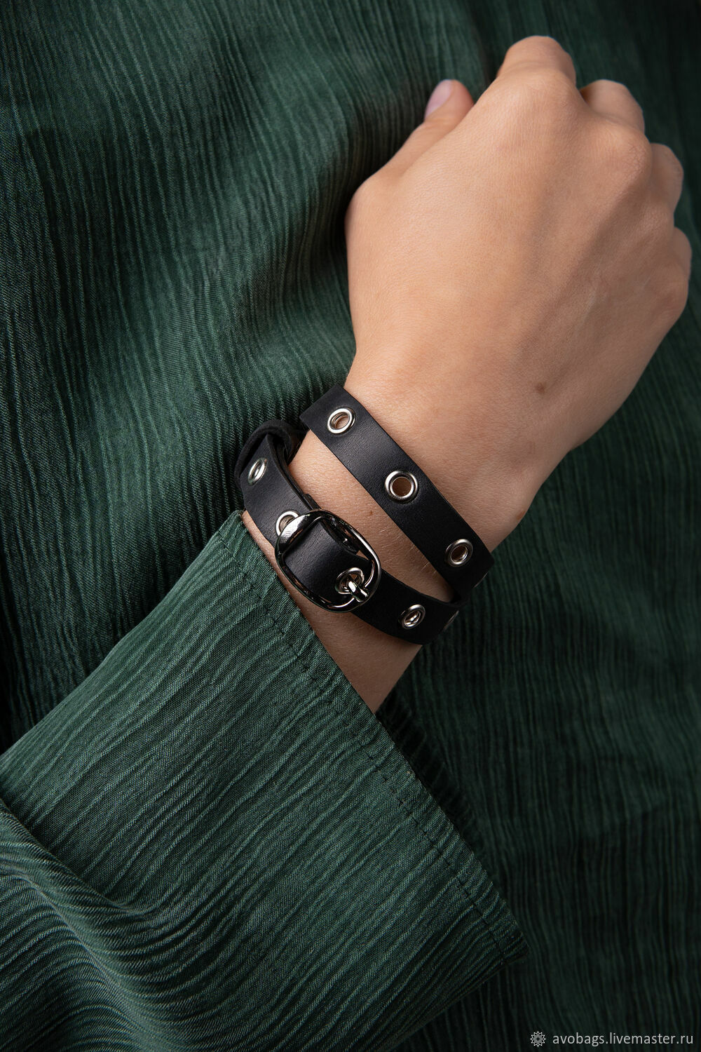 Кожаный браслет №2 из винтажной кожи, черный в интернет-магазине ЯрмаркаМастеров по цене 690 ₽ – RLRBWRU