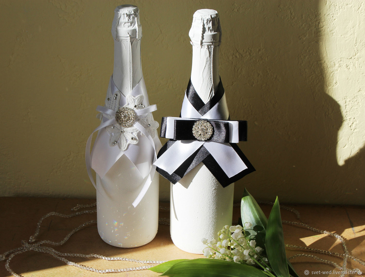Шампанское невеста. Свадебные бутылки. Украшение бутылок на свадьбу. Свадебные бутылки шампанского. Украшение шампанского на свадьбу.