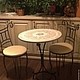 Мозаичный кофейный столик из полированного мрамора очень элегантно сочетает в себе разные оттенки натурального камня.