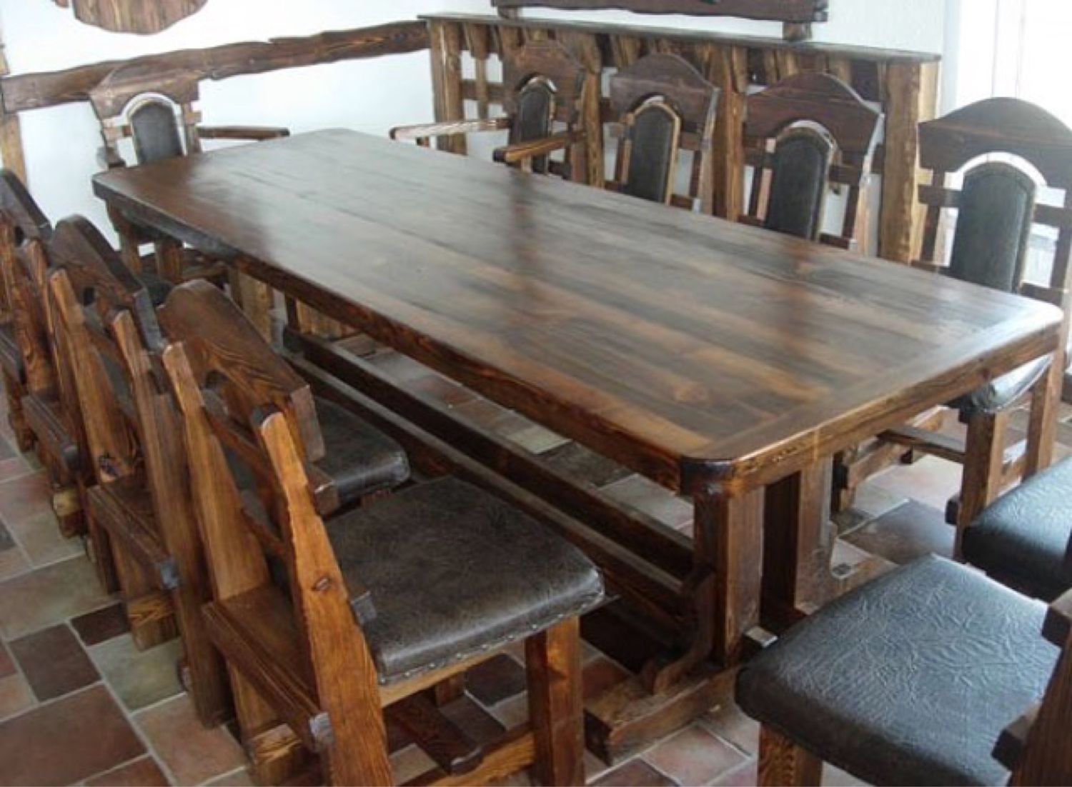 стол и стулья из массива дерева под старину для дачи