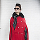 Chic Cape is red and you will not go unnoticed! The fabric is 100% wool. Done without the fur collar.
