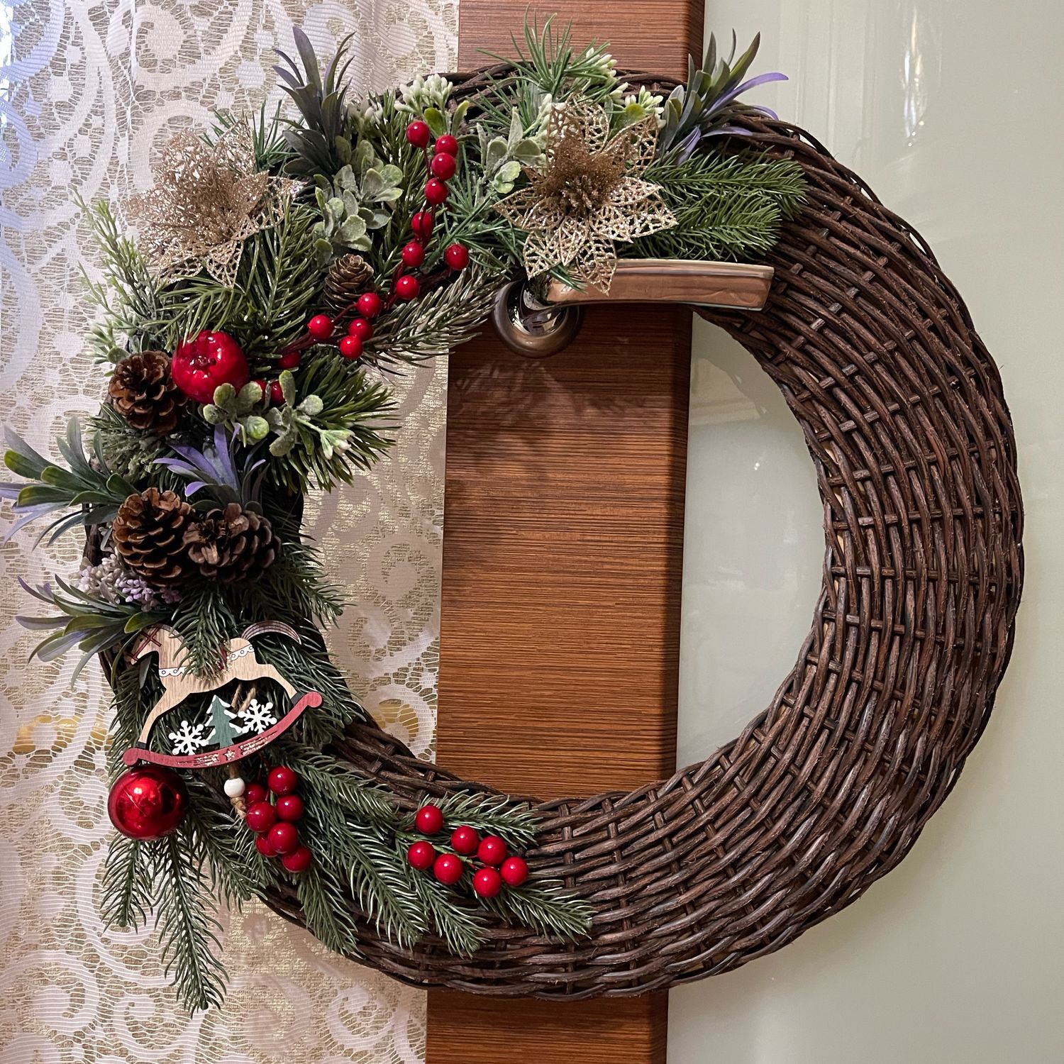 Новогодний венок из ротанга своими руками