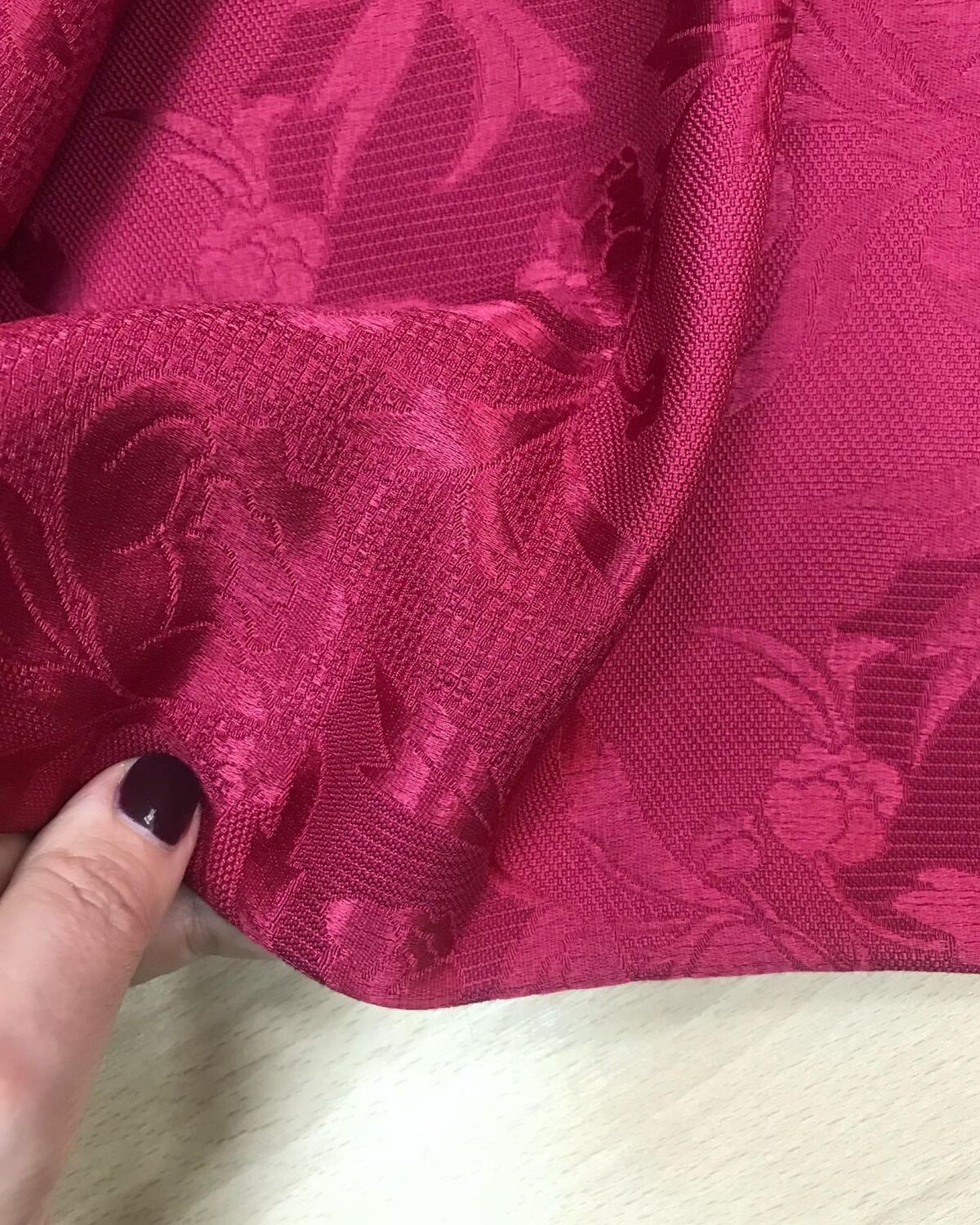 Жаккардовая плательная ткань бордово-малинового оттенка 2023 г – купить ...