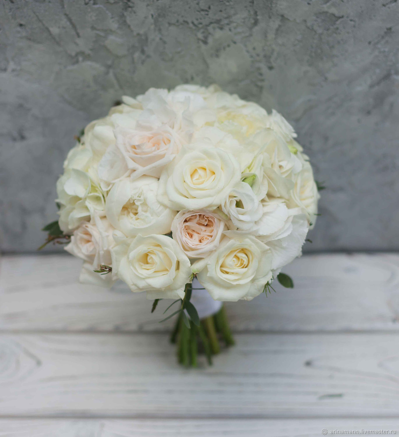 Пионовидные розы белые букет фото