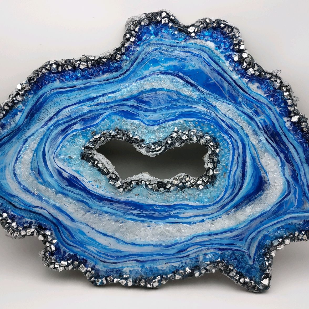 Камни из эпоксидной смолы. Срез камня Geode Resin Art. Агат срез с жеодой. Агат жеода камень. Жеода изумрудный агат.