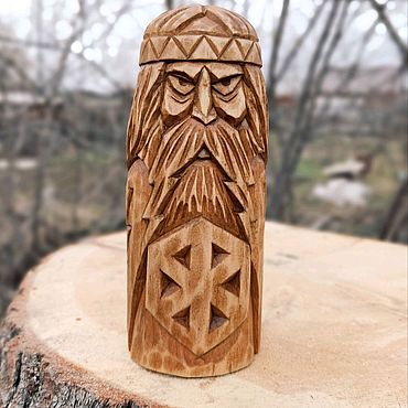 деревянный идол славянского бога Перуна в лесу