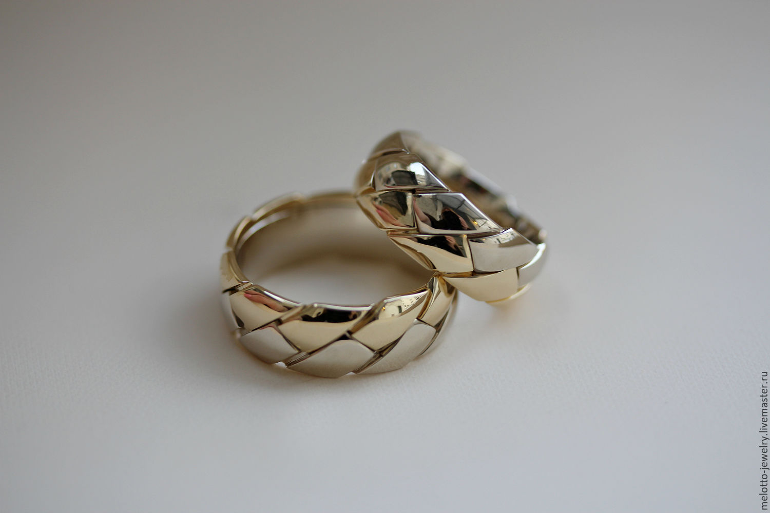 Необычные обручальные кольца из белого золота парные