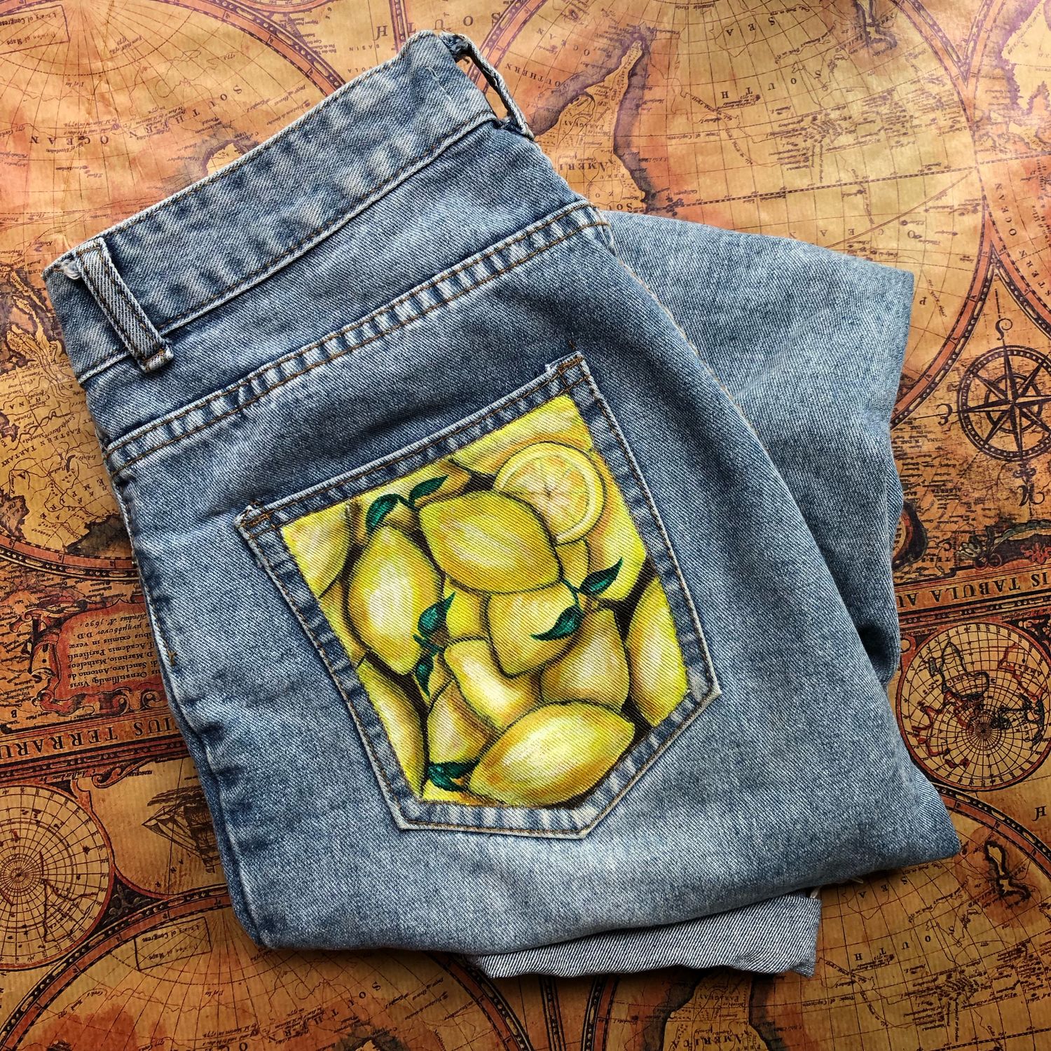 Карман джинсов рисунок. Карманы джинсов. Джинсы с карманами. Разрисованные джинсы. Роспись на кармане джинс.