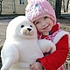 На фото счастливый ребенок с другом.