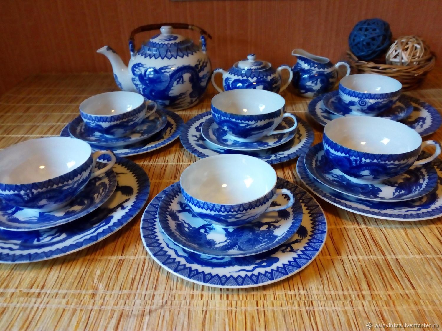 Сервиз сине белый. Чайный сервиз золотой дракон. Фарфоровый японский чайный сервиз Синто. Чайный сервиз синий поперечный. Чайный сервиз дракон Япония.