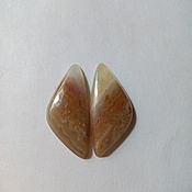cabochons of nephrite with the effect of cat's-eye