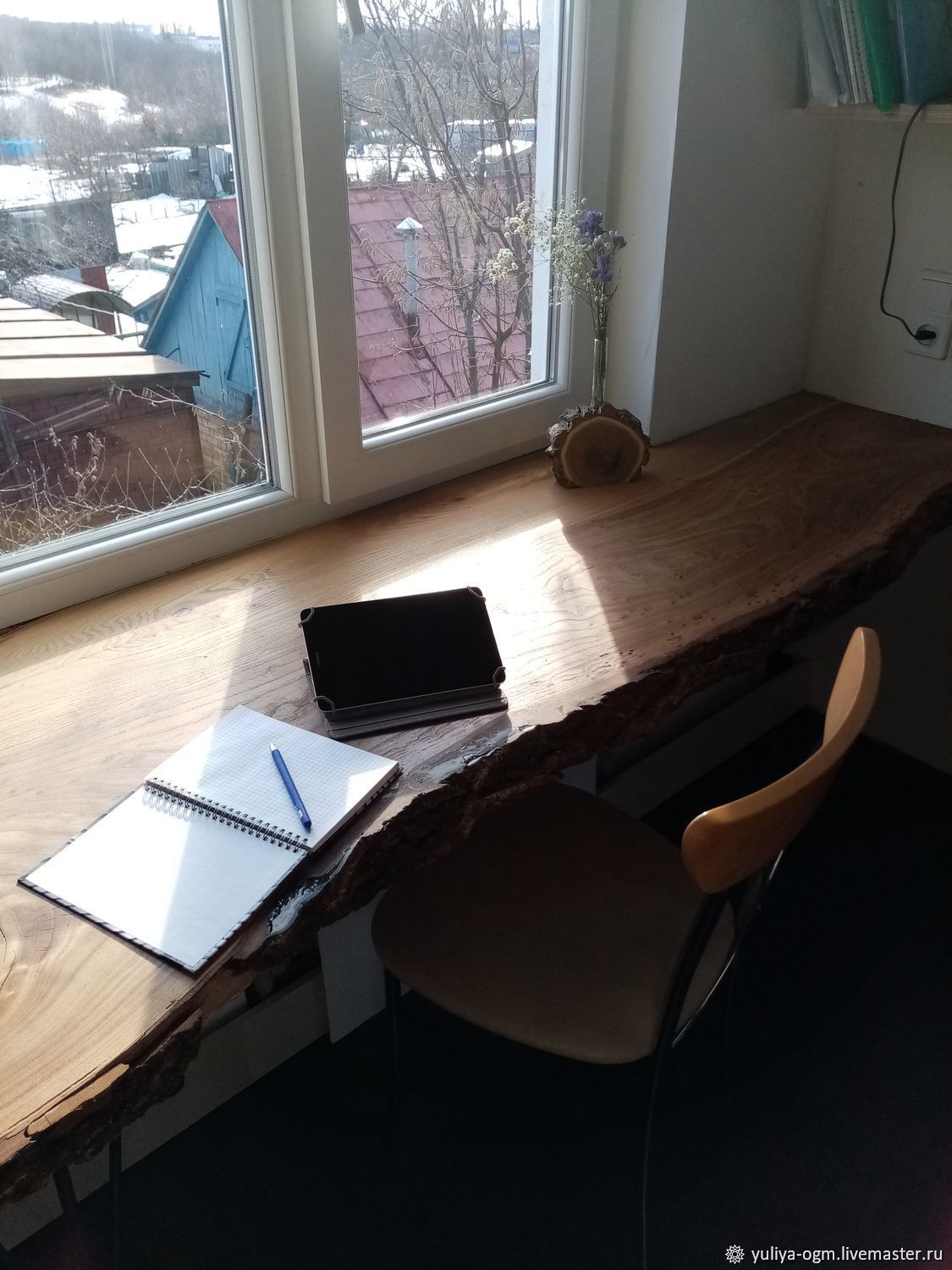 подоконник деревянный стол письменный