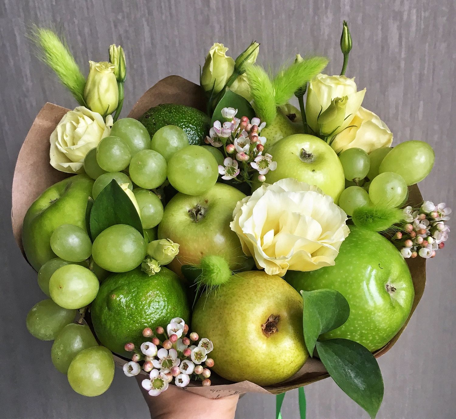 Зеленый букет из фруктов