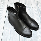Обувь ручной работы handmade. Livemaster - original item Men`s ankle boots, made of genuine leather, with fur, with brogation.. Handmade.