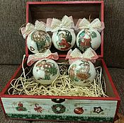 Набор новогодних шаров в деревянном ящике