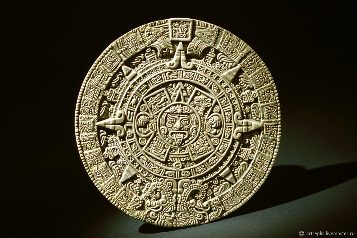 Камни солнца и луны. Камень солнца ацтеков. Камень солнца ацтеков музей Мехико. Солнечный камень ацтеков. Календарь ацтеков камень солнца.