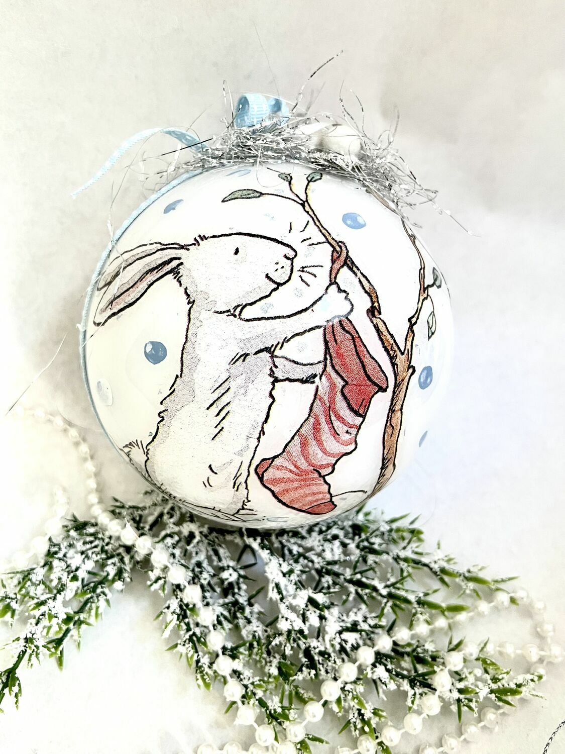 Кролик 12 лет. Новогодний шарик с кроликом. Заяц с елочным шаром рисунок. Елочный шар в год кролика. Кролик на елочном шаре рисунок.