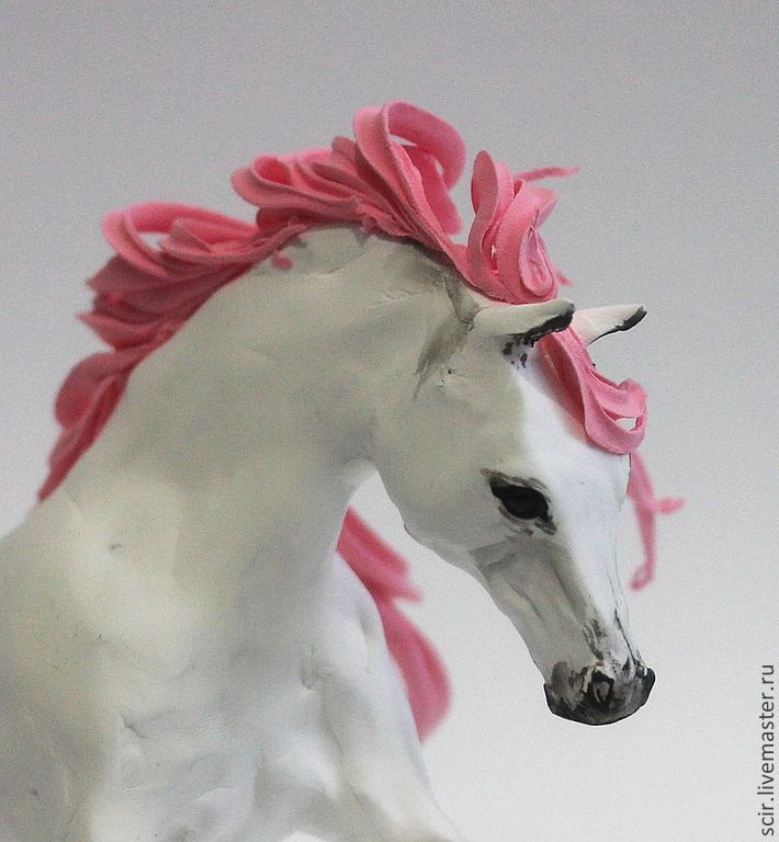 Конь с розовой сколько страниц. Лошадь с розовой гривой. Белая лошадь с розовой гривой. Лошадь с розами в гриве. Розовая лошадка статуэтка.