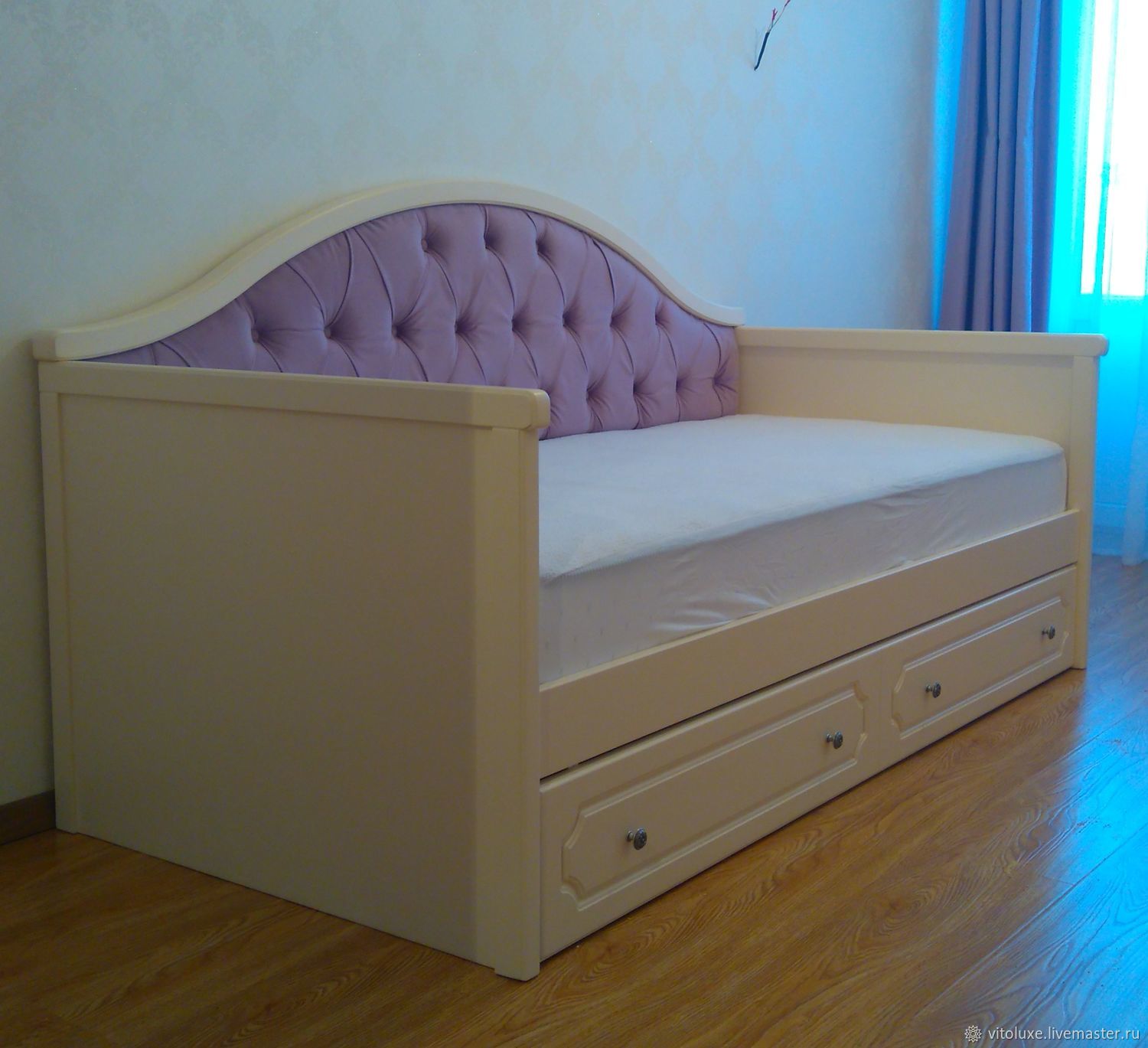 Детская кровать в виде дивана с мягкой спинкой