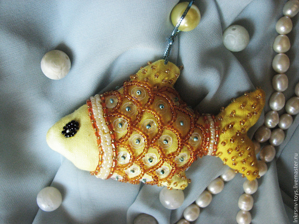 Мастер класс рыбы. Золотая рыбка игрушка. Мягкая игрушка Золотая рыбка. Елочная игрушка Золотая рыбка. Чердачная игрушка рыбка.