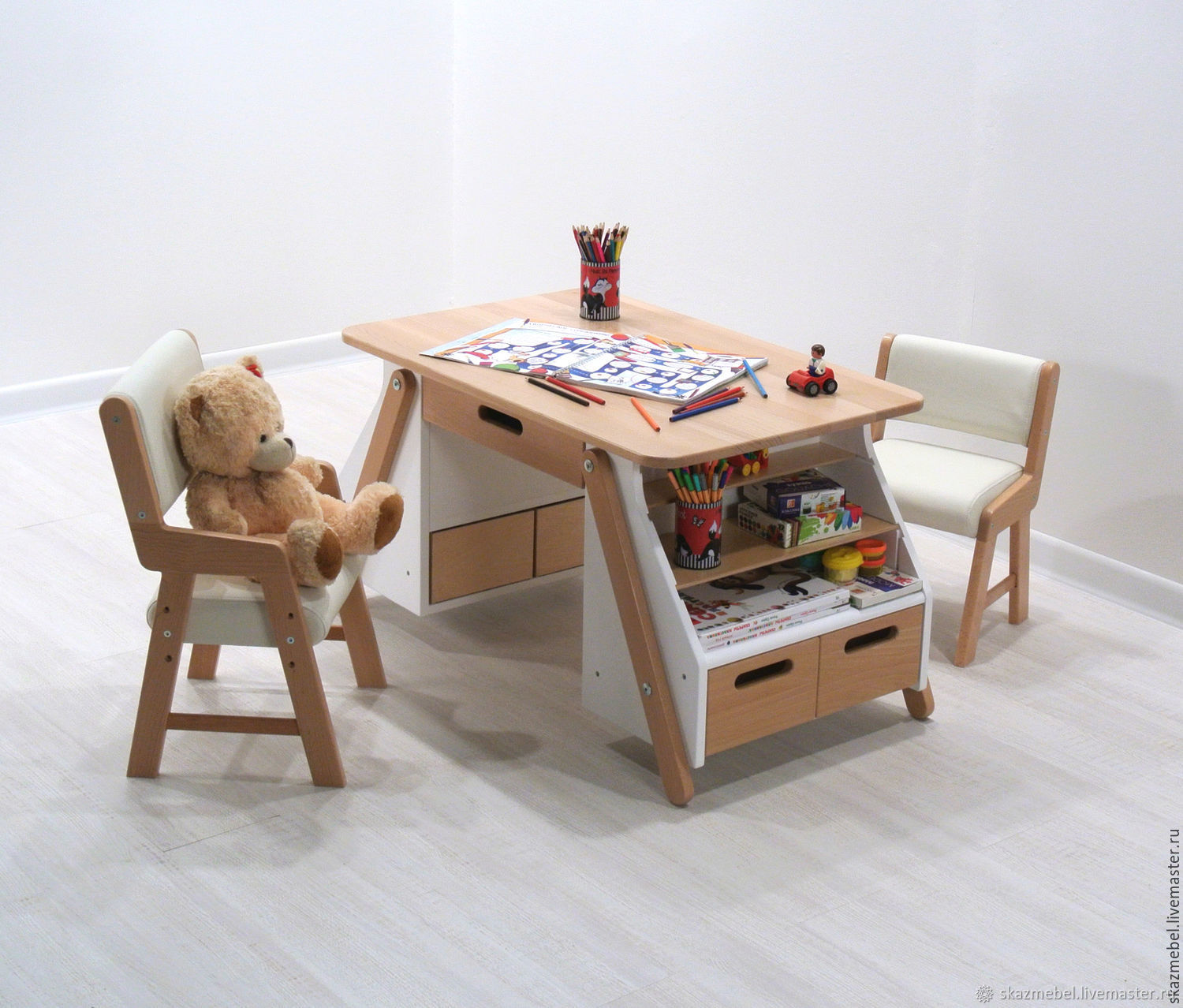детский стульчик и стол белый