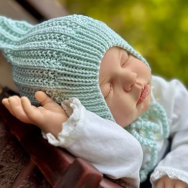 Зимние и легкие вязаные шапки на новорожденных на спицах – 35 вариантов