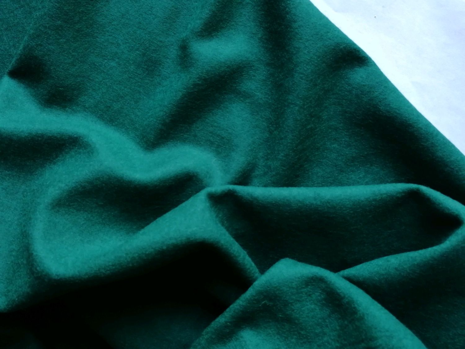 Цвет сукно. Namelezz сукно. Ткань Green 001 Gravity. Зеленая ткань. Зеленое сукно.