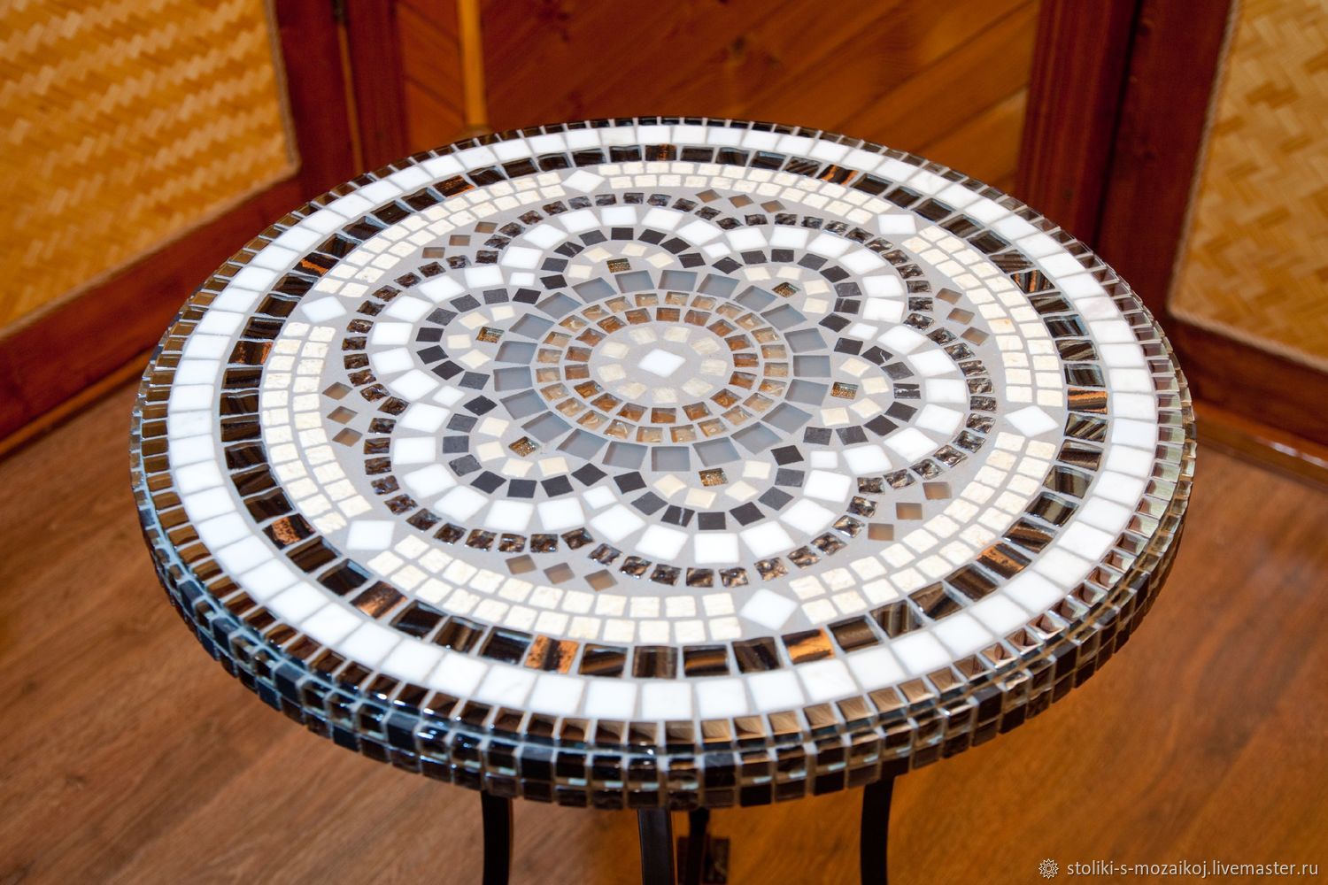 Круглый столик из мозаики