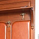 Прихожая из натурального дерева твердых лиственных пород: дуб, ясень. Выполнена в колониальном стиле, имеет широкое зеркало, мягкие элементы, обтянутые натуральной кожей. Система хранения представлена