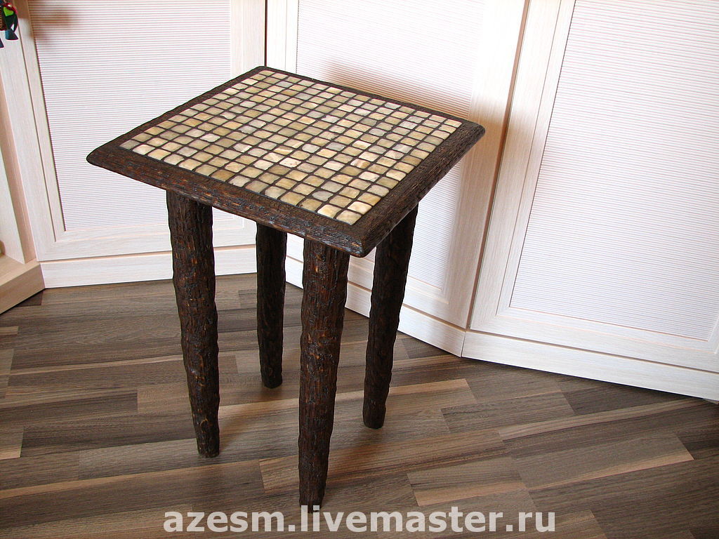 Столик приложения. Прямоугольный столик с мозаикой. Табурет с мозаикой. Столик прямоугольный в Восточном стиле. Неустойчивая табуретка.