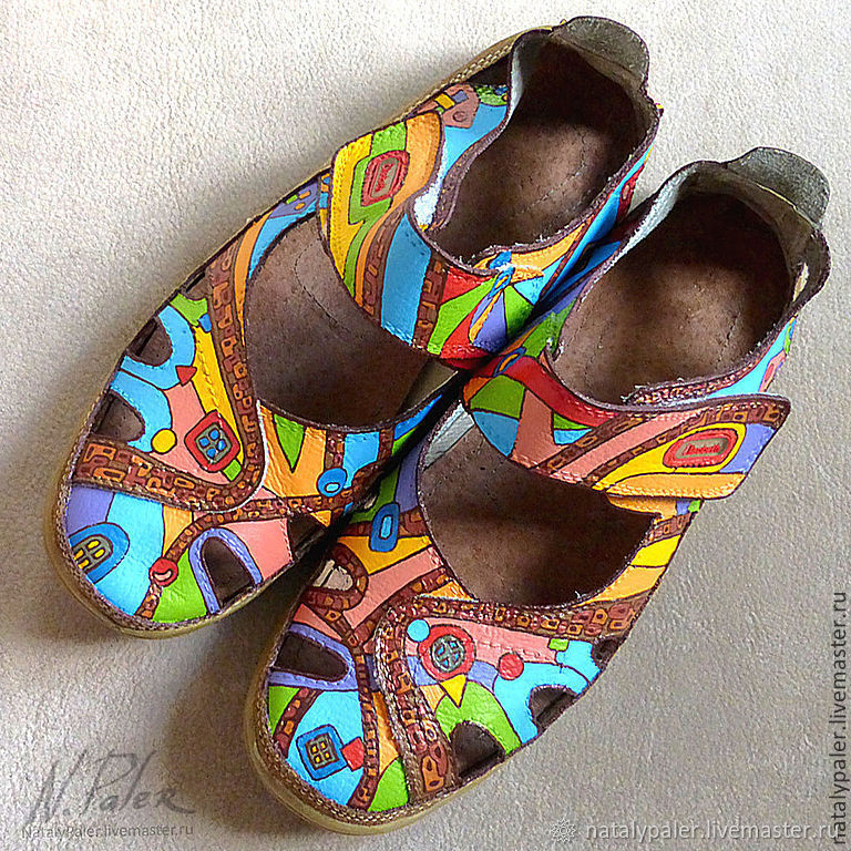 Painting on shoes. Sandals 