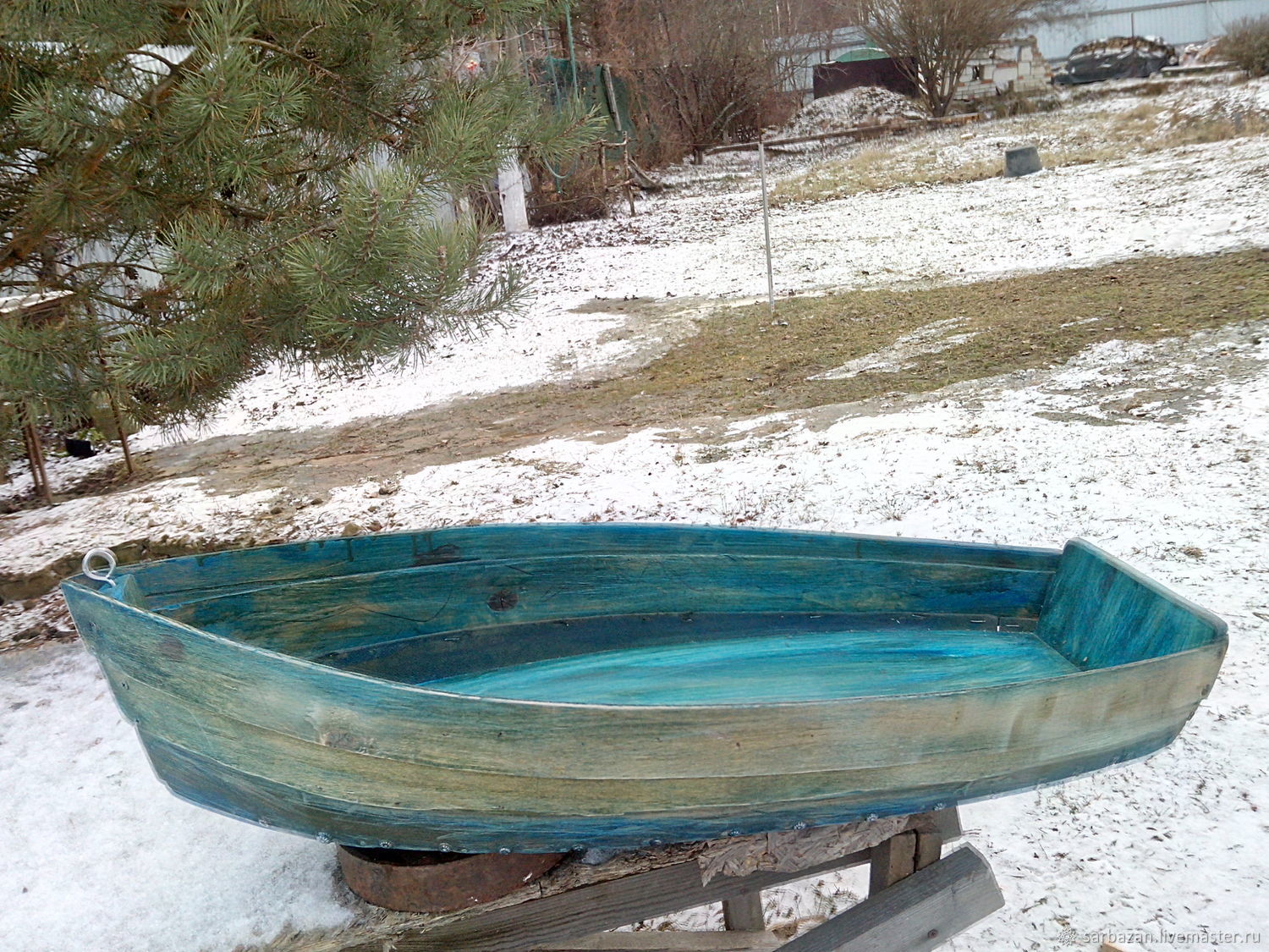 Декоративная деревянная лодка