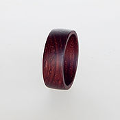Яркое кольцо из дерева