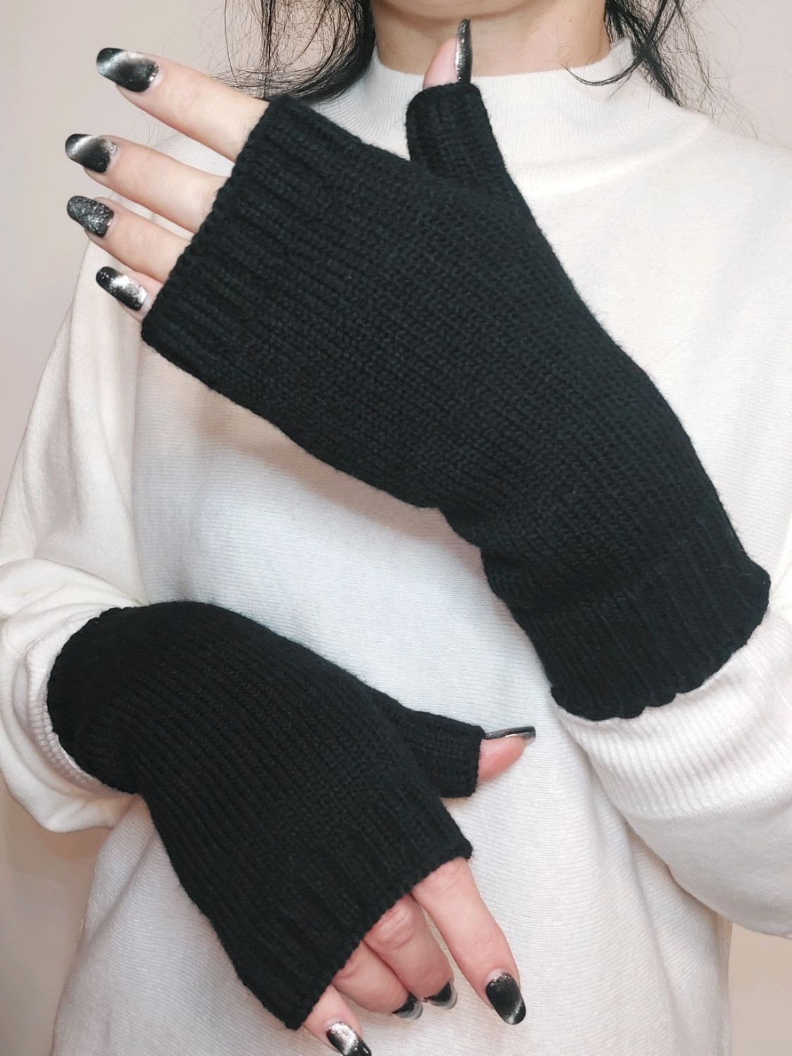 Вязаные ми́тенки / рукавички без пальцев разные цвета
