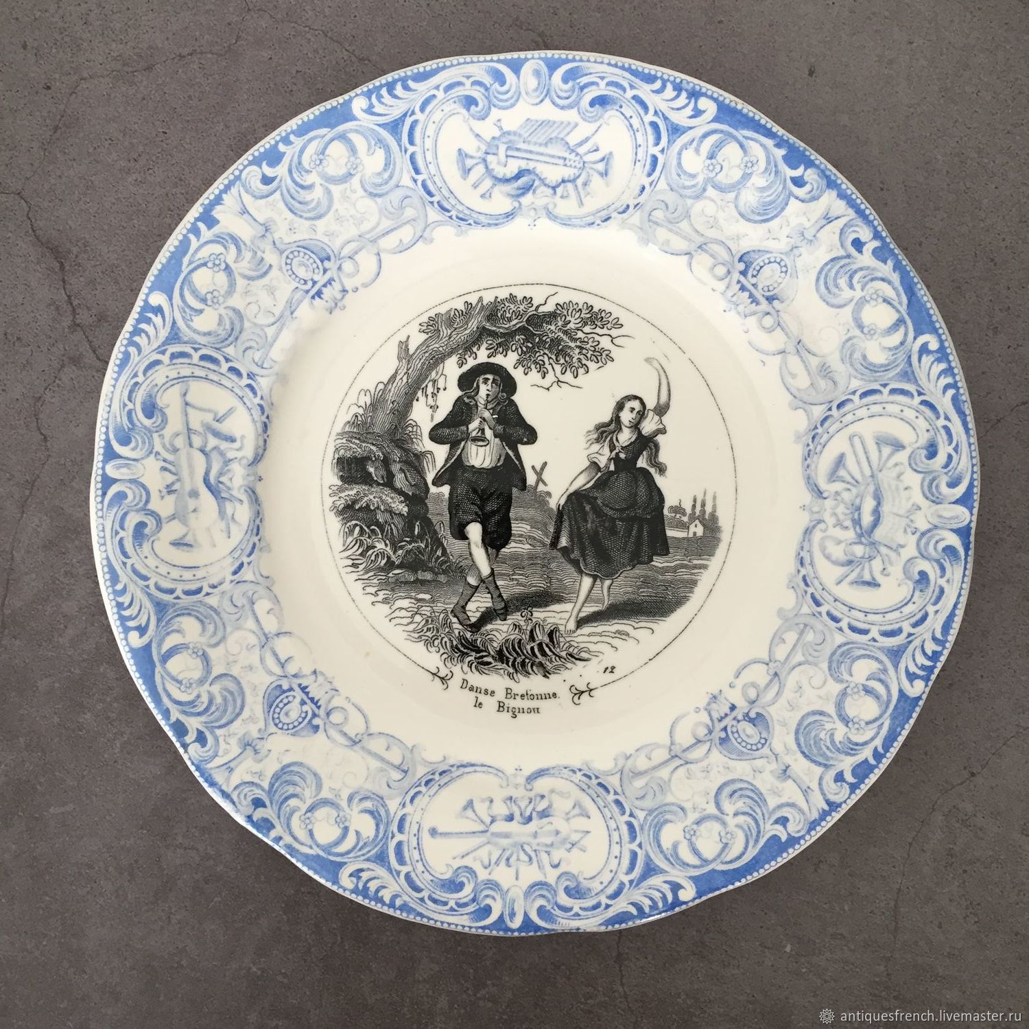 Тарелка окончание. Тарелки Sarreguemines барботин. Sarreguemines 1875-1900 декоративная тарелка. Старинные тарелки. Sarreguemines антикварная посуда.
