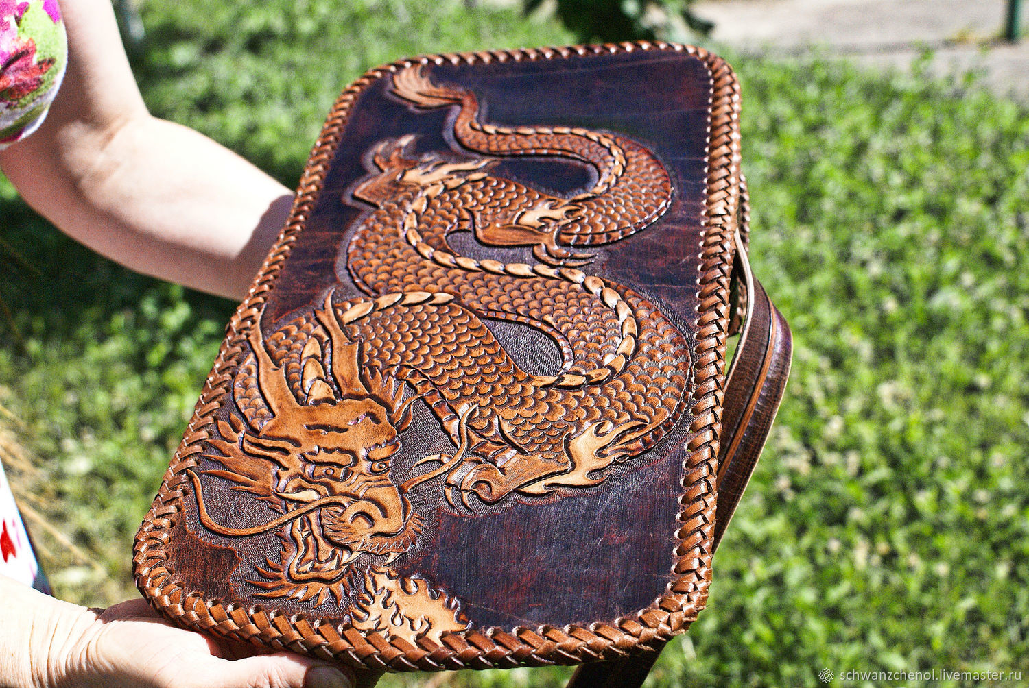 Шкура дракона купить. Японские кожаные изделия. Сумка дракон. Сумка из кожи дракона. Дракон на кожаной сумке.