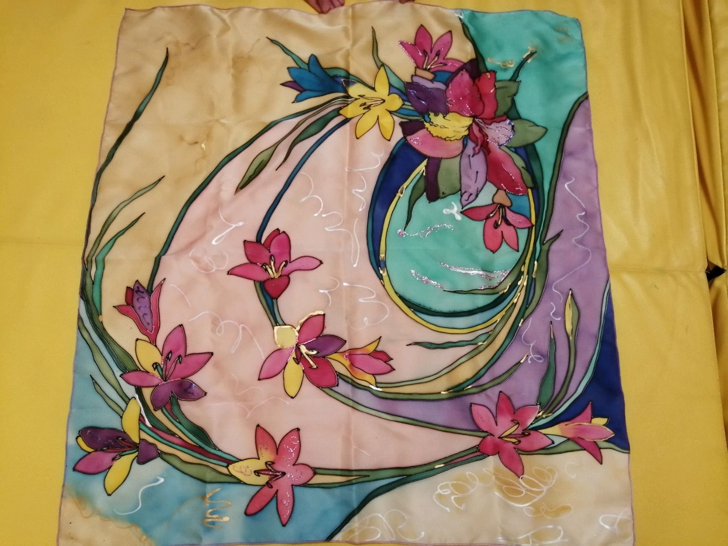 Платок с цветами батик
