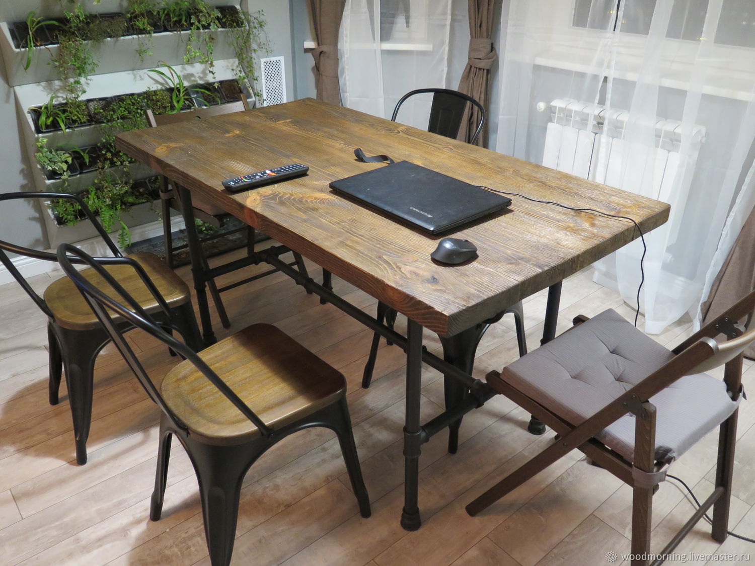 Обеденный стол в деревенском стиле
