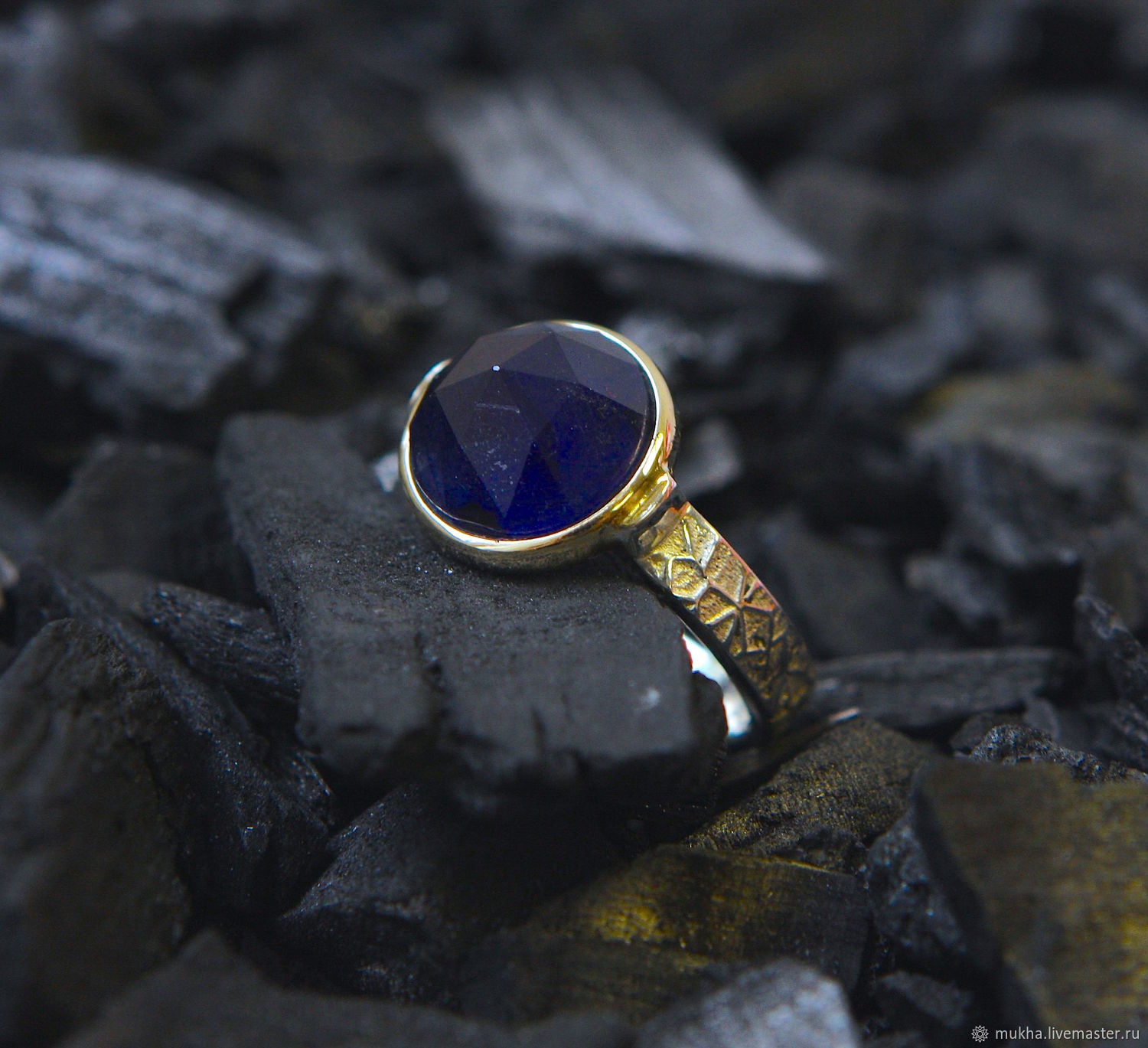 Сапфир фэнтези. Кольцо с природным сапфиром. Перстень с натуральным сапфиром. Перстень с природным сапфиром. Золотое кольцо с синим камнем.