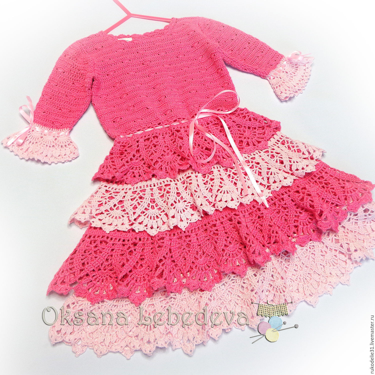 Платье крючком для девочки 4 года. Платье крючком для девочки. Розовое вязаное платье для девочки. Ажурное платье крючком для девочки. Вязаные платья для девочек 4-5 лет.