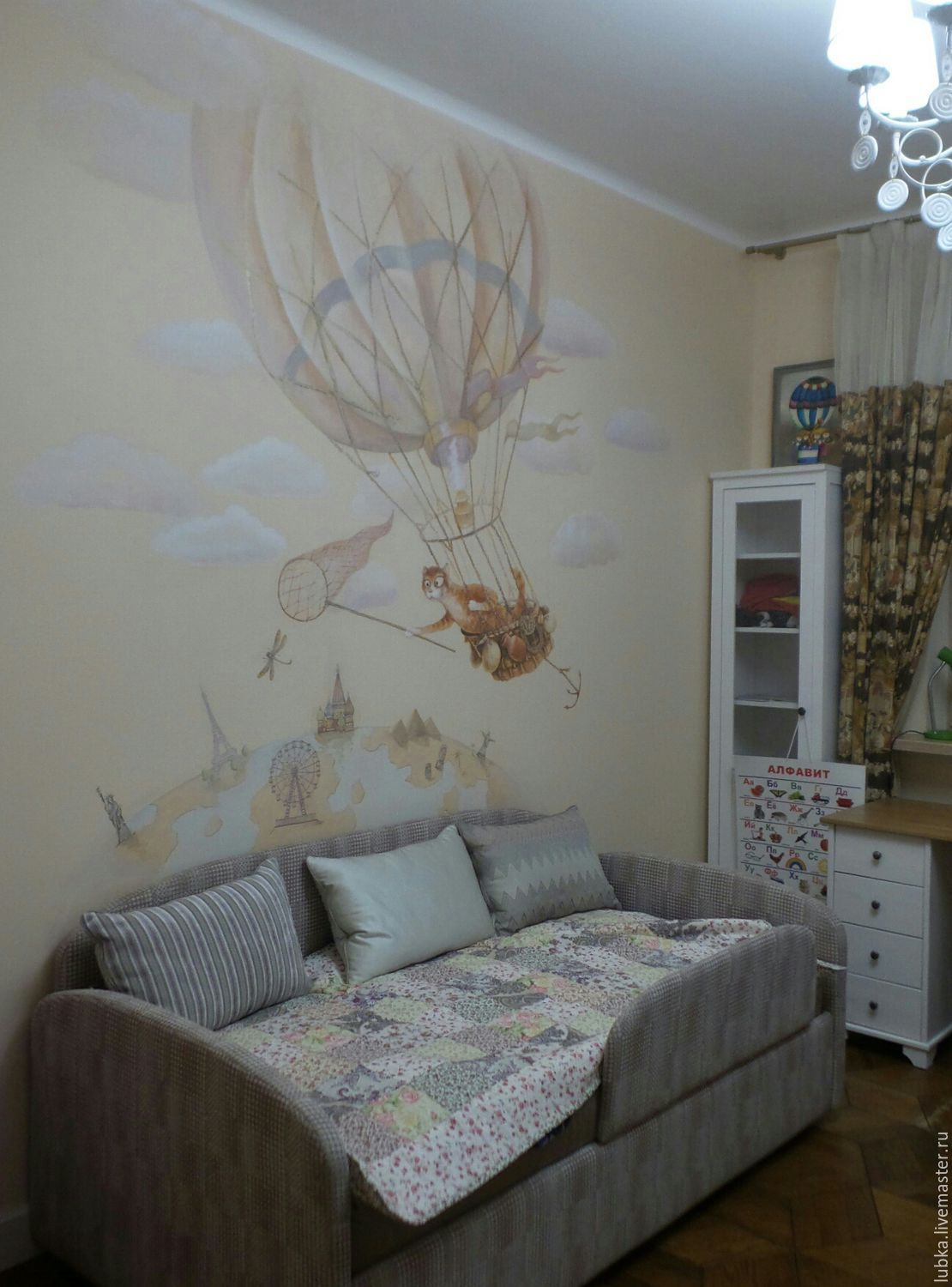 Роспись стен и картины в детской комнате