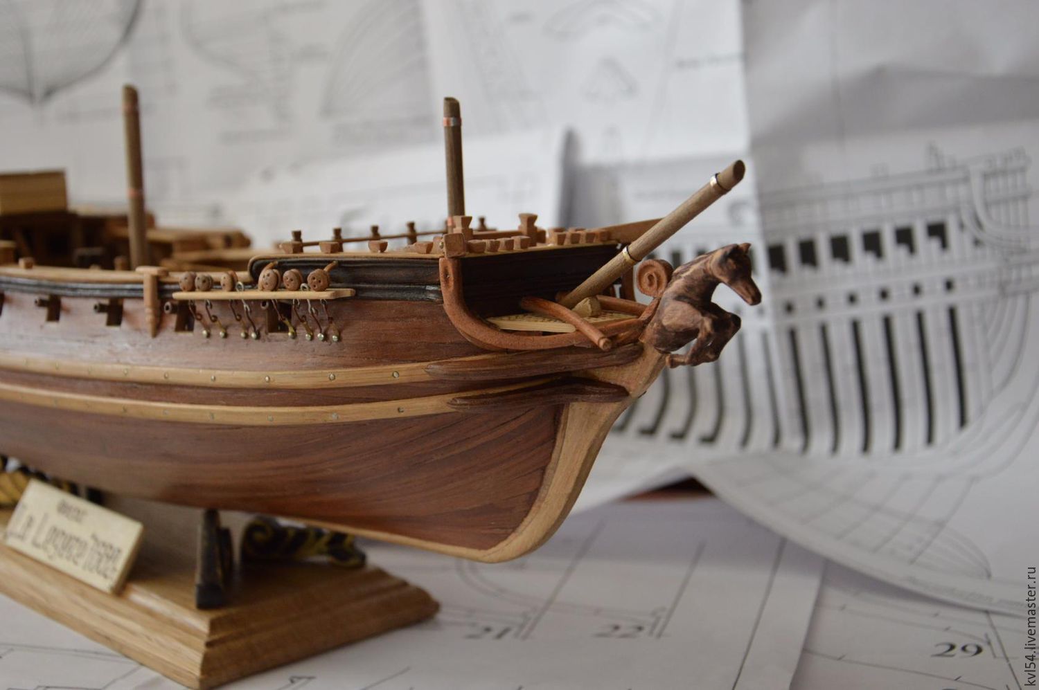 Магазины сборных моделей кораблей. Судомоделирование из древесины. Детали для модели кораболя Мамоли. Макеты корабля из дерева в интерьере комнаты. Двигатель для модели корабля из магнитов.