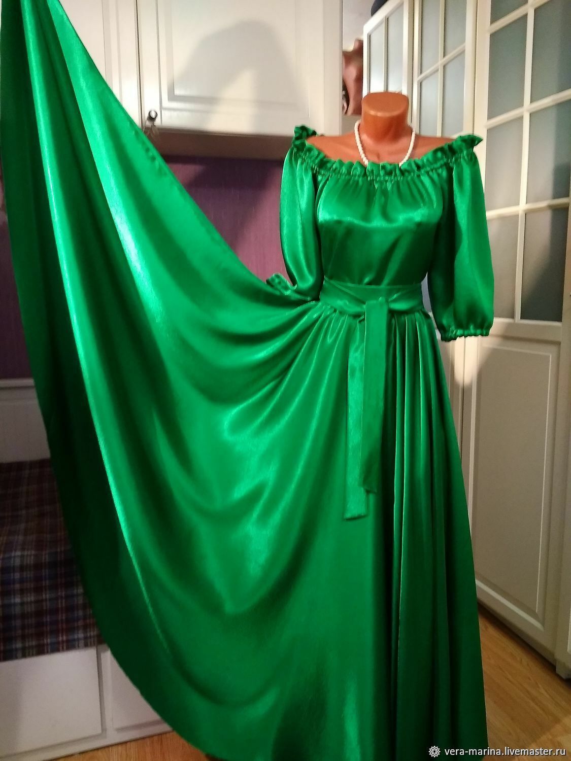 Зеленое атласное платье
