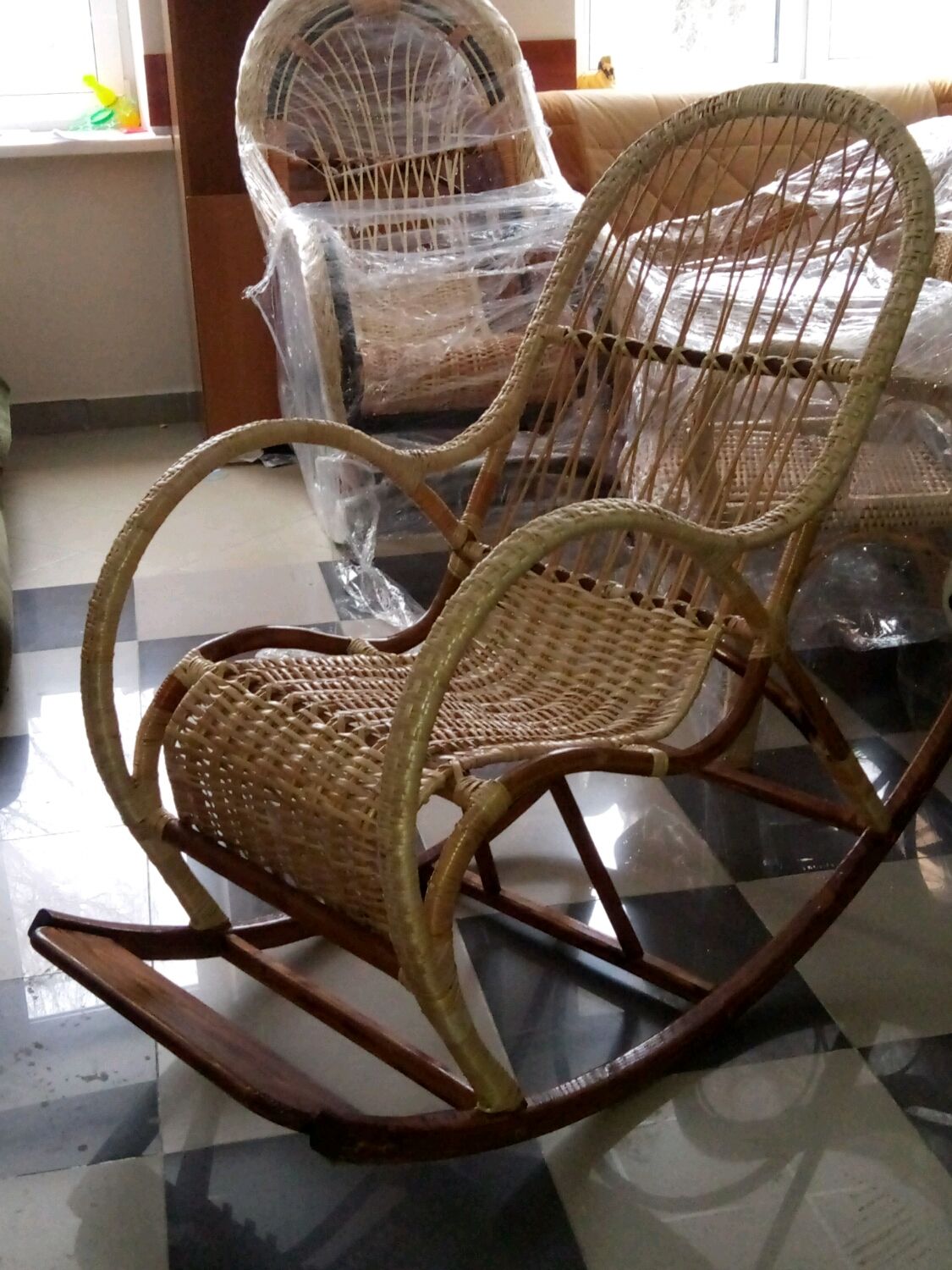 плетеное кресло из прутьев