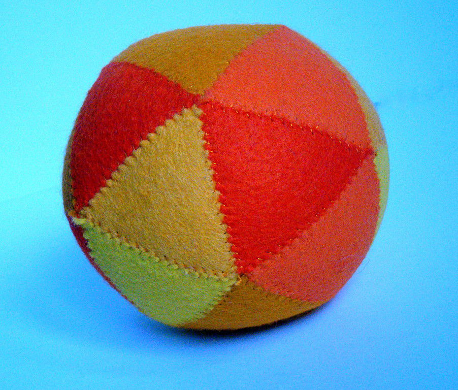 Делать мячи игры. Монтессори мяч, мяч Такане. Мячик из ткани. Тряпичный мяч. Лоскутные мячики.