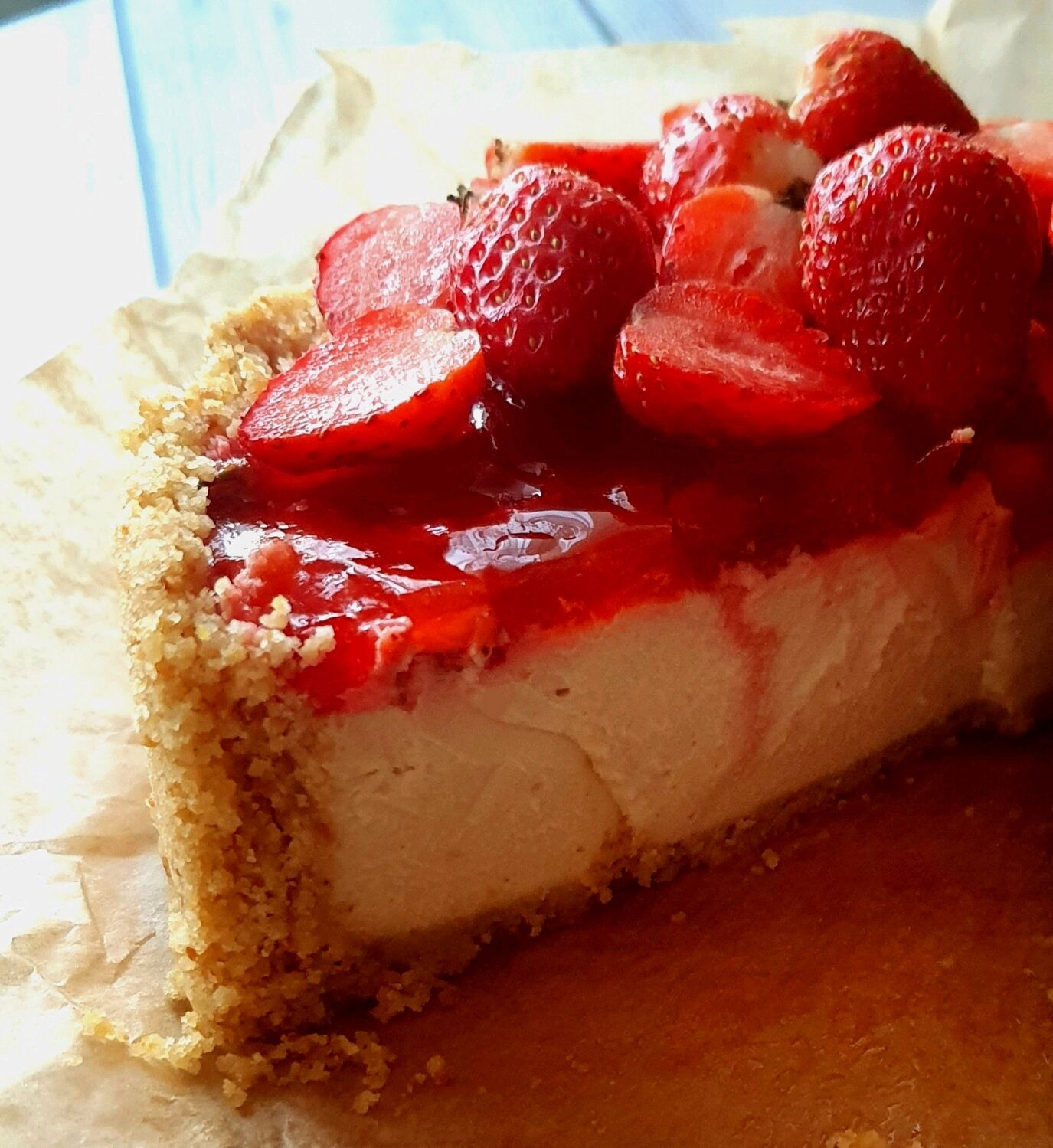 вишневое конфи чизкейк. вишневое конфи чизкейк. чизкейк с клубничным конфи. пирог с вишней и взбитыми сливками. нью-йоркский чизкейк с вишней.