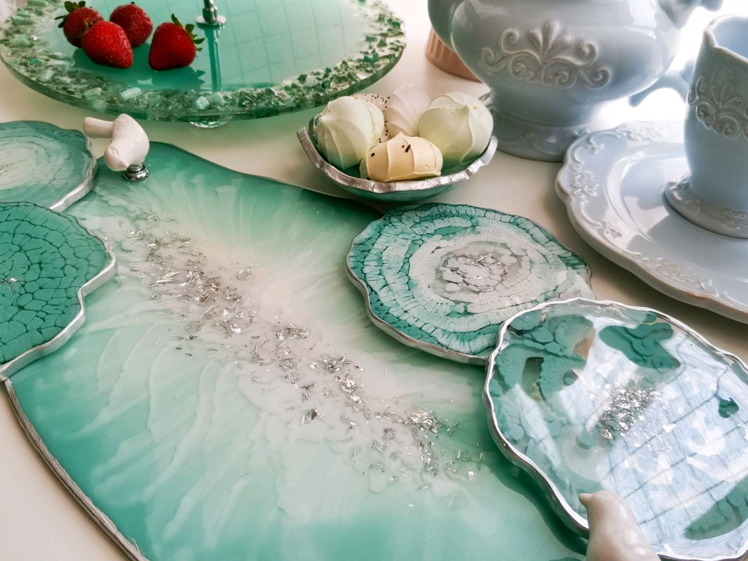 поднос из эпоксидной смолы. подстаканники из эпоксидной. подставки под бокалы из эпоксидной смолы. подстаканники из эпоксидной смолы для украшений. подстаканники из эпоксидной смолы.