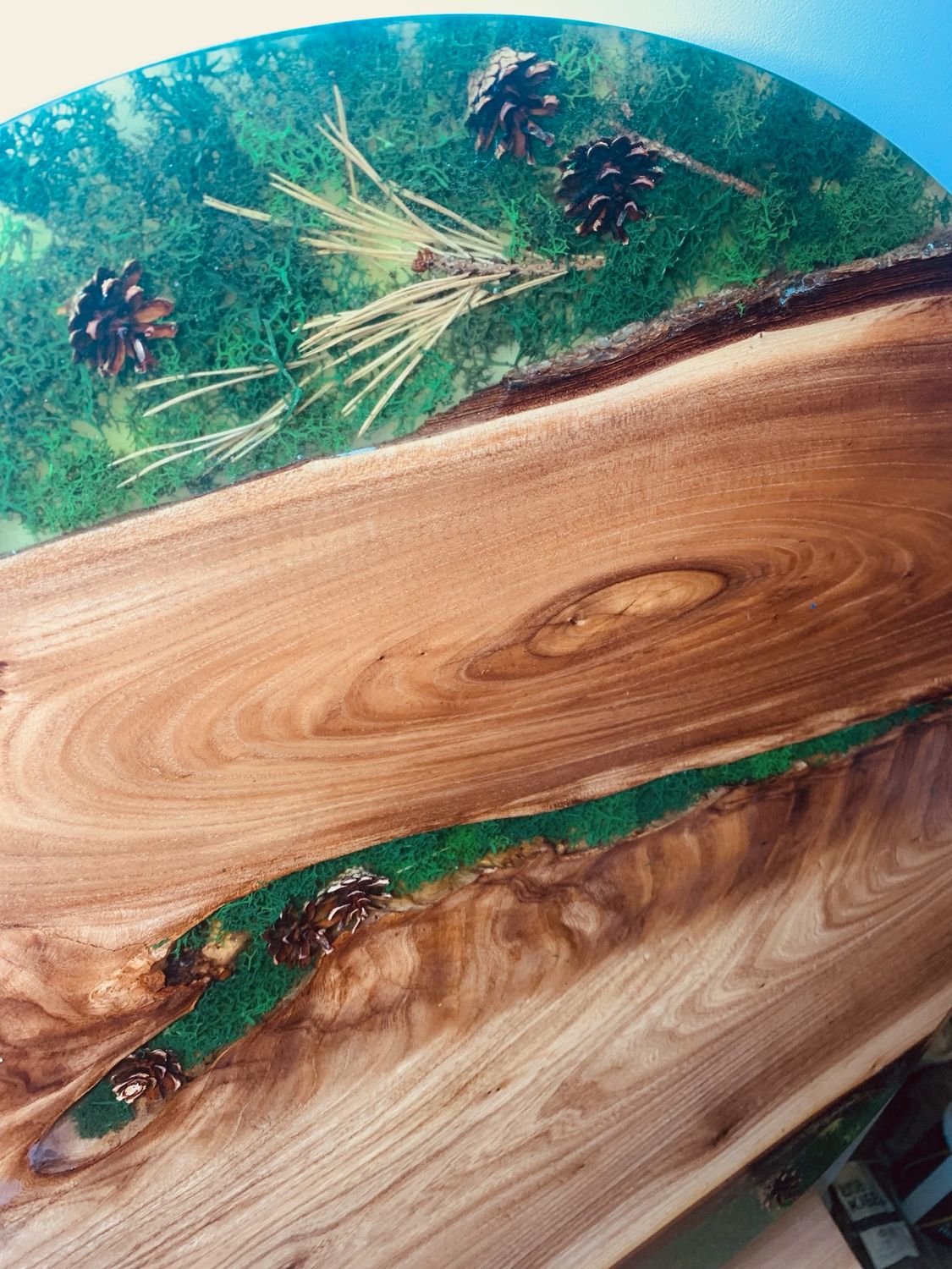 Столешница из эпоксидной смолы,шишек и мха в интернет-магазине Ярмарка ...