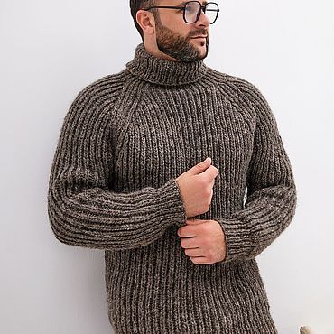 мужчина в качественном шерстяном свитере крупной вязки