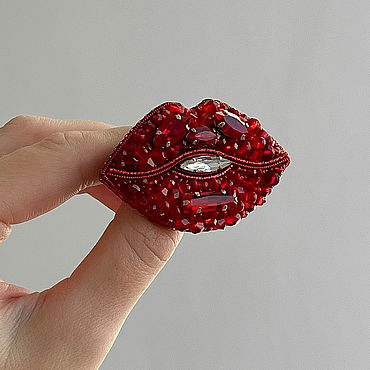 Украшения ручной работы. Ярмарка Мастеров - ручная работа Брошь "Red lips". Handmade.